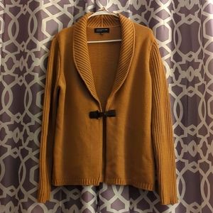 Jones New York. Tan sweater with buckle tie. XL.
